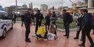 Taksim Meydanı’nda kendini yaktı!