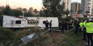 Adana'da yolcu otobüsü şarampole devrildi: 2 ölü, 22 yaralı