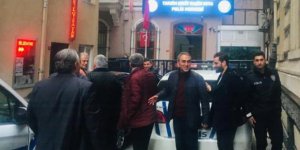 Taksim'de İstiklal Marşı okuyanlara gözaltı!