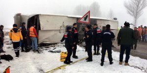 Isparta'da yolcu otobüsü devrildi! Çok sayıda yaralı var