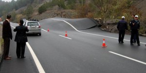 Heyelan, asfaltı 1,5 metre yükseltti