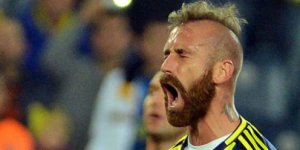 Meireles sahada 3 oyuncu sınırda